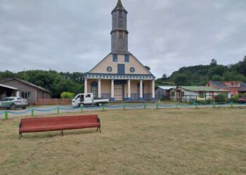 Isla de Chelín avanza con nuevos contenedores, limpieza de playas y renovación de su plaza