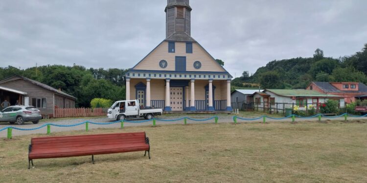 Isla de Chelín avanza con nuevos contenedores, limpieza de playas y renovación de su plaza