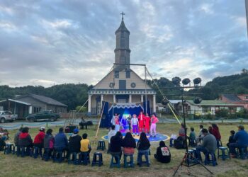 Una experiencia transformadora: niños y niñas de Quehui y Chelín brillan en clausura de Talleres Culturales Solsticio FICH 2024