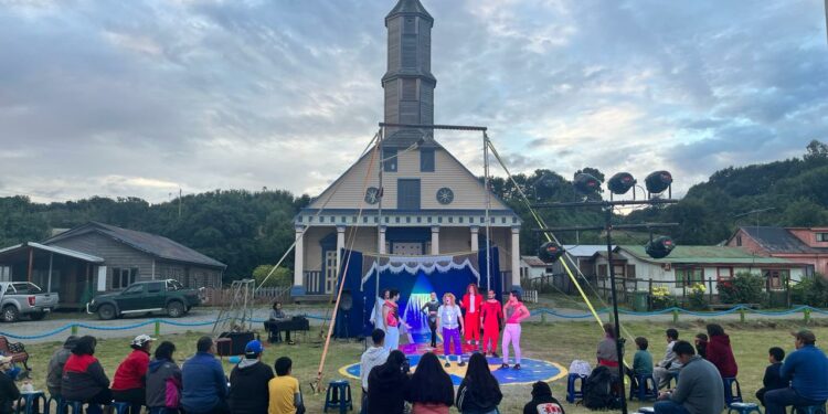 Una experiencia transformadora: niños y niñas de Quehui y Chelín brillan en clausura de Talleres Culturales Solsticio FICH 2024