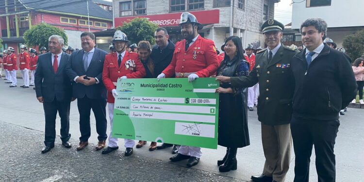Castro Municipio entrega $100 millones a Bomberos de Castro