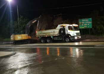 Derrumbe en sector Gamboa: Castro Municipio recupera el tránsito tras intensas horas de trabajo