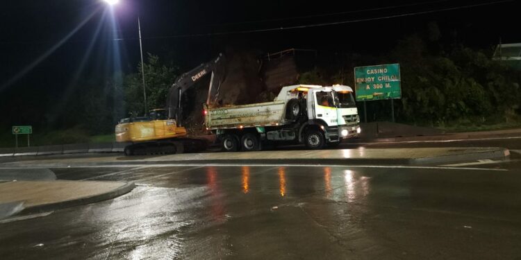 Derrumbe en sector Gamboa: Castro Municipio recupera el tránsito tras intensas horas de trabajo