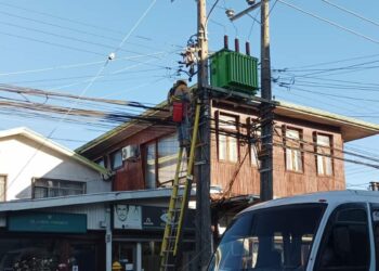 Alcalde de Castro, Juan Eduardo Vera, cuestionó la falta de respuesta ante el drama de decenas de familias chilotas que aún están sin Electricidad