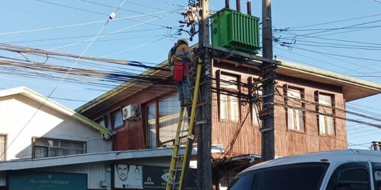 Alcalde de Castro, Juan Eduardo Vera, cuestionó la falta de respuesta ante el drama de decenas de familias chilotas que aún están sin Electricidad