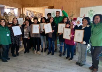 Castro celebró el empoderamiento femenino y el Día de la Madre con entrega de certificados a participantes del curso de cestería