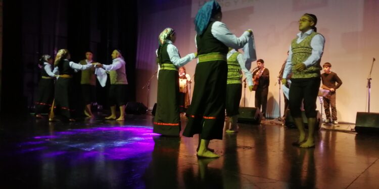 Agrupaciones folclóricas rindieron homenaje a la danza tradicional en Castro