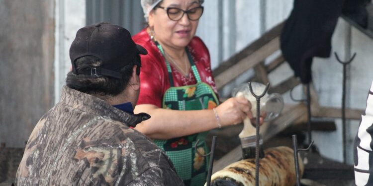 El festival costumbrista de La Chacra celebró la cultura chilota y apoya la reconstrucción de la iglesia local.