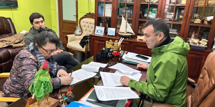 Alcalde de Castro, Juan Eduardo Vera, firmó contrato para que funcione en calle Lillo el centro Teletón