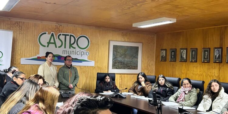 Castro impulsa capacitación con segundo grupo del curso de cajeros bancarios