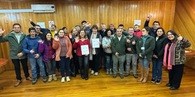 Convenio colaborativo entre ChileValora y el Concejo del Salmón fortalece capacitación y certificación laboral en Castro