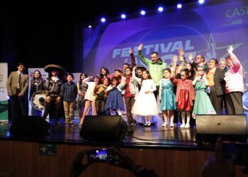 El festival La Voz de Castro concluyó exitosamente, destacando la participación y unión de las familias castreñas