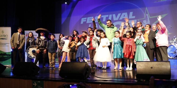 El festival La Voz de Castro concluyó exitosamente, destacando la participación y unión de las familias castreñas