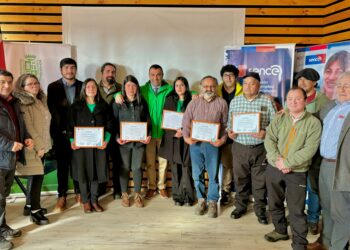 Vecinos de Castro rescatan el oficio del curtido artesanal de cuero