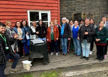 Vecinos son favorecidos con la entrega de composteras
