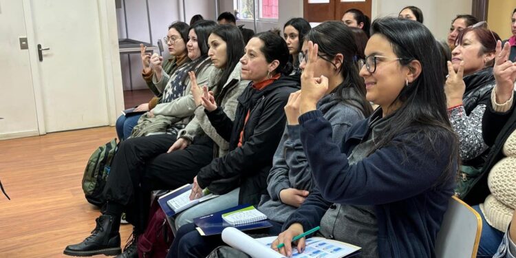 Municipio de Castro sigue reforzando su compromiso con la inclusión a través de talleres de lengua de señas