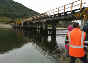 Con el traslado de materiales se inician obras de mejoramiento de puente de Estero Pindo