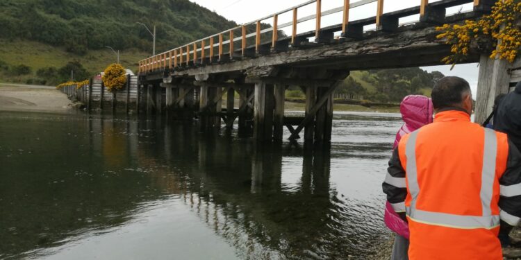 Con el traslado de materiales se inician obras de mejoramiento de puente de Estero Pindo