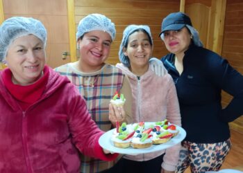 Castreñas se capacitan en coctelería para emprender