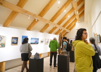 Inauguran exposición colectiva que celebra el talento artístico de Chiloé