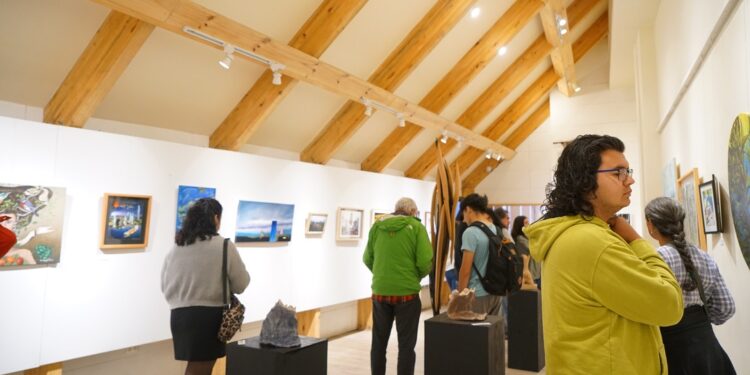 Inauguran exposición colectiva que celebra el talento artístico de Chiloé