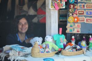 Diferentes creaciones de artesanos chilotes se exhiben.