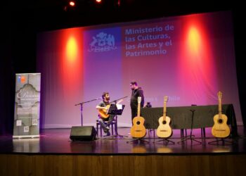 Artesanos del sur crean guitarras con madera reciclada de antiguas construcciones