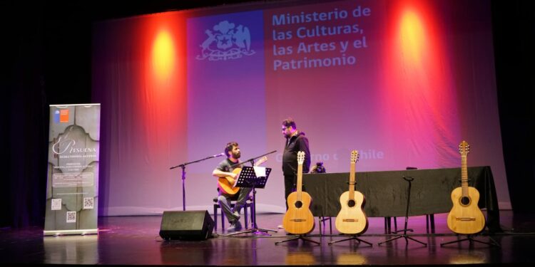 Artesanos del sur crean guitarras con madera reciclada de antiguas construcciones