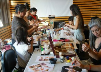 Con cupos agotados, finaliza exitoso taller de maquillaje teatral en Castro