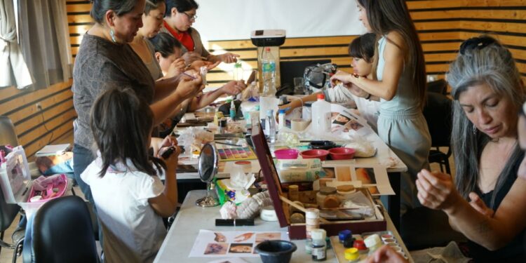 Con cupos agotados, finaliza exitoso taller de maquillaje teatral en Castro