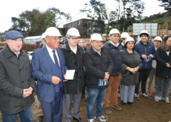 Alcalde y concejales se suman a ceremonia de primera piedra del Liceo de Cultura y Difusión Artística de Chiloé