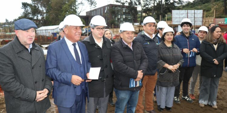 Alcalde y concejales se suman a ceremonia de primera piedra del Liceo de Cultura y Difusión Artística de Chiloé