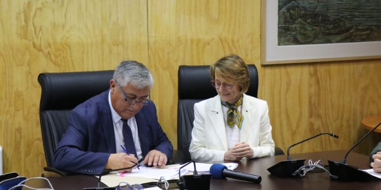 Municipio firma importante convenio con universidad de España