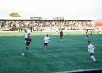 Isleños vibraron en el estadio municipal con estrellas de Colo Colo