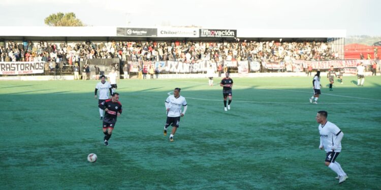 Isleños vibraron en el estadio municipal con estrellas de Colo Colo