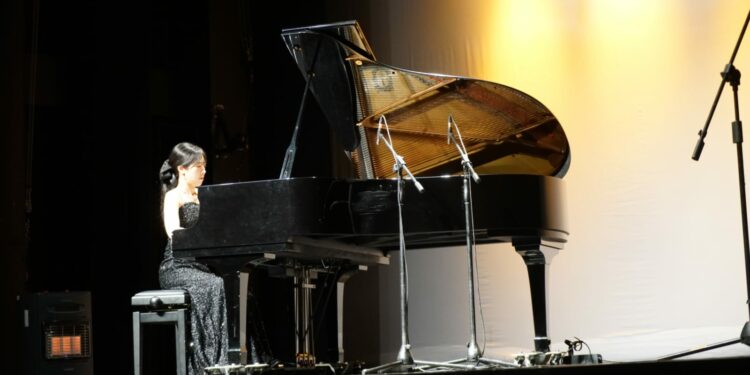 Pianista surcoreana se luce en concierto en Castro
