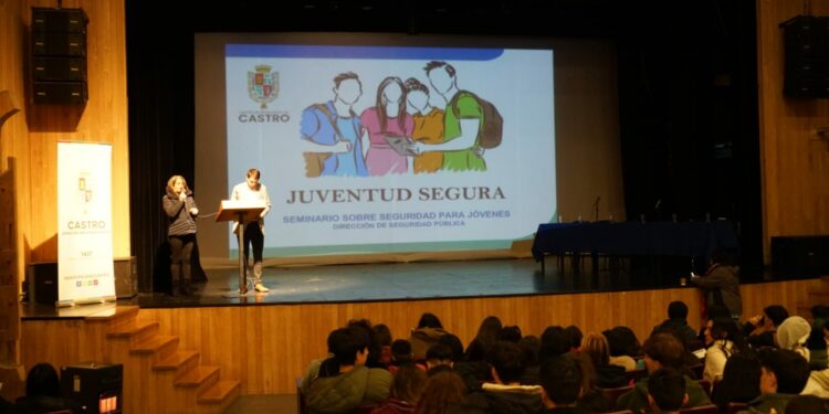 “Juventud Segura”: Más de 300 estudiantes de Castro participan en seminario