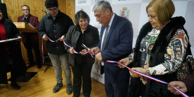 Vecinos de la “Cardenal” disfrutan de su renovada sede vecinal