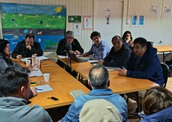 Concejo municipal de Castro sesiona en isla Chelín y aborda necesidades locales