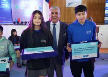 Castro: Alcalde participa en entrega masiva de computadores para estudiantes