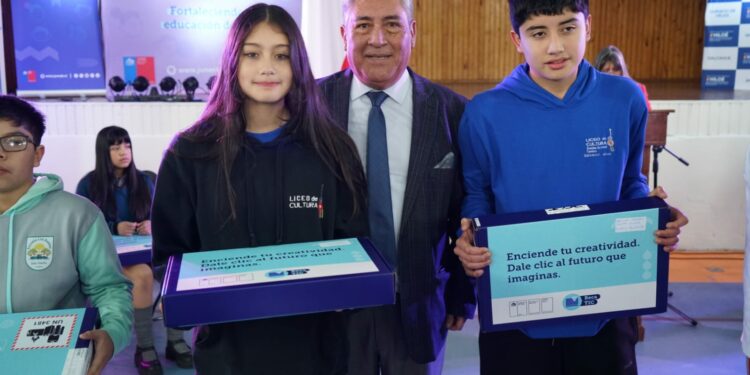 Castro: Alcalde participa en entrega masiva de computadores para estudiantes