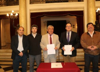 Municipio de Castro y Corporación Cultural de Santiago renuevan alianza para descentralizar el arte