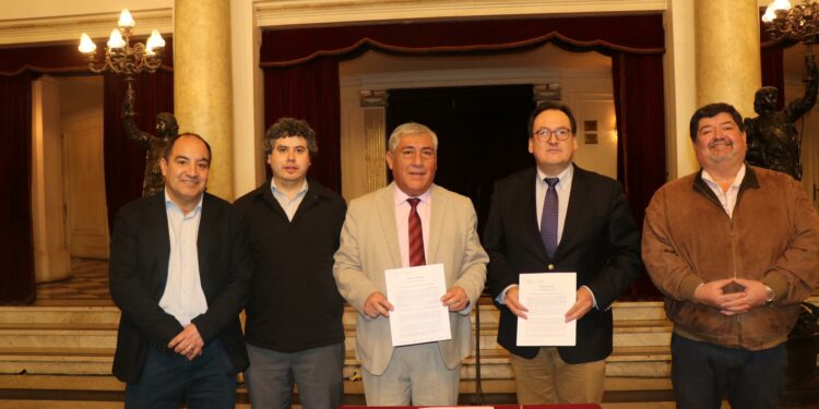 Municipio de Castro y Corporación Cultural de Santiago renuevan alianza para descentralizar el arte