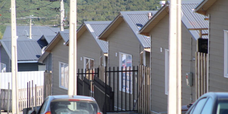 Castro se une a la Red Nacional contra la Crisis Habitacional tras firmar convenio con Déficit Cero