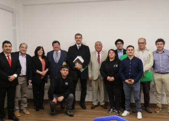 Alcalde de Castro solicita reposición de CESFAM René Tapia y bono DDU en reunión con Subsecretario de Redes Asistenciales