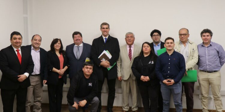 Alcalde de Castro solicita reposición de CESFAM René Tapia y bono DDU en reunión con Subsecretario de Redes Asistenciales