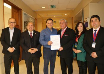 Alcalde de Castro se reúne en el Congreso con presidente de la Comisión de Salud