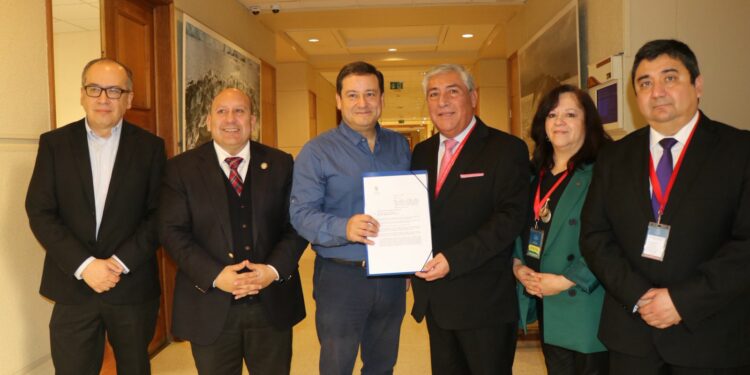 Alcalde de Castro se reúne en el Congreso con presidente de la Comisión de Salud