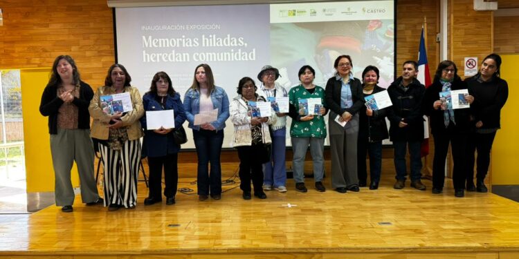 Hilando memoria y comunidad: Inauguran exposición de arpilleras del barrio Tejiendo Sueños en Castro