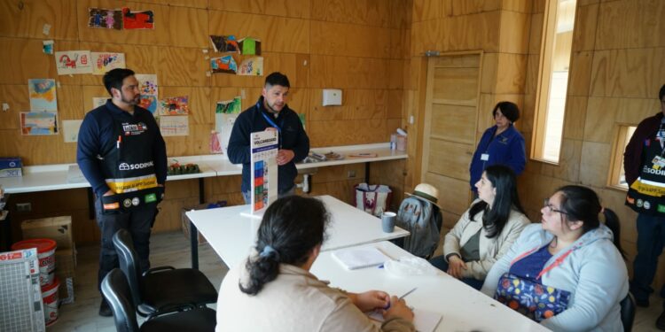 Jefas de hogar se capacitan con expertos en materiales de construcción